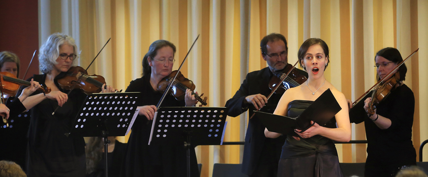 Die 1. Preisträgerin des 9. Internationalen Telemann-Wettbewerbs, Geneviève Tschumi, mit dem Leipziger Barockorchester